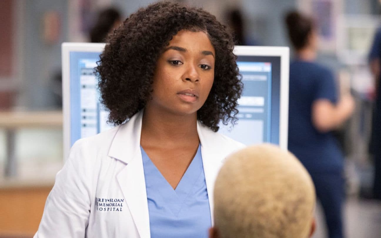 Alexis Floyd atende Coy Stewart em cena de Grey's Anatomy