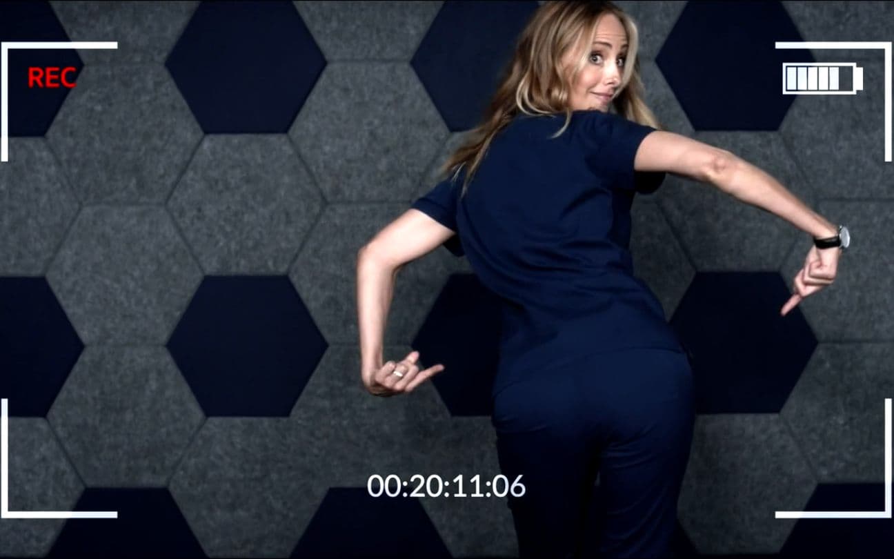 Kim Raver faz dancinha em episódio de Grey's Anatomy