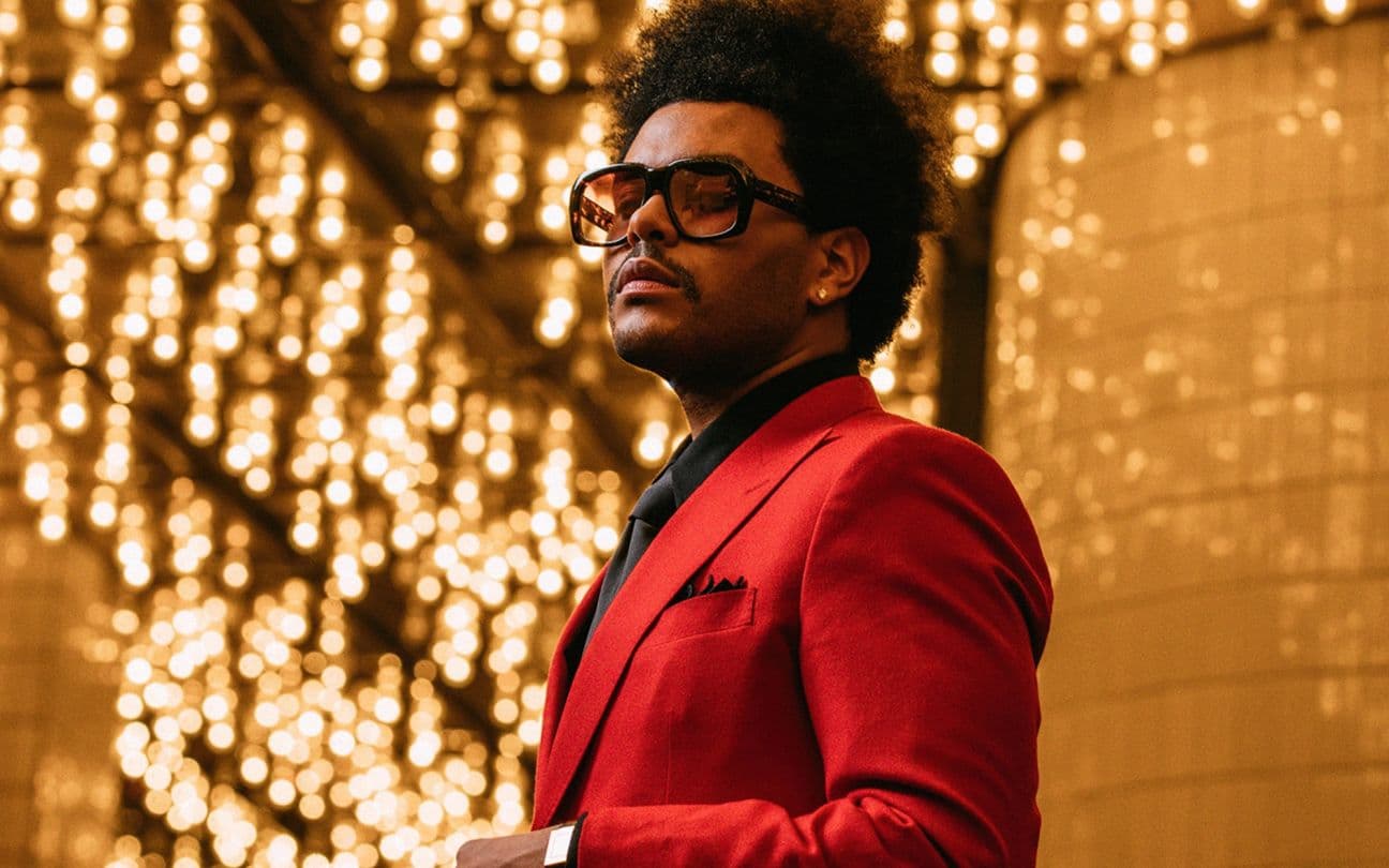O cantor The Weeknd no clipe de Blinding Lights