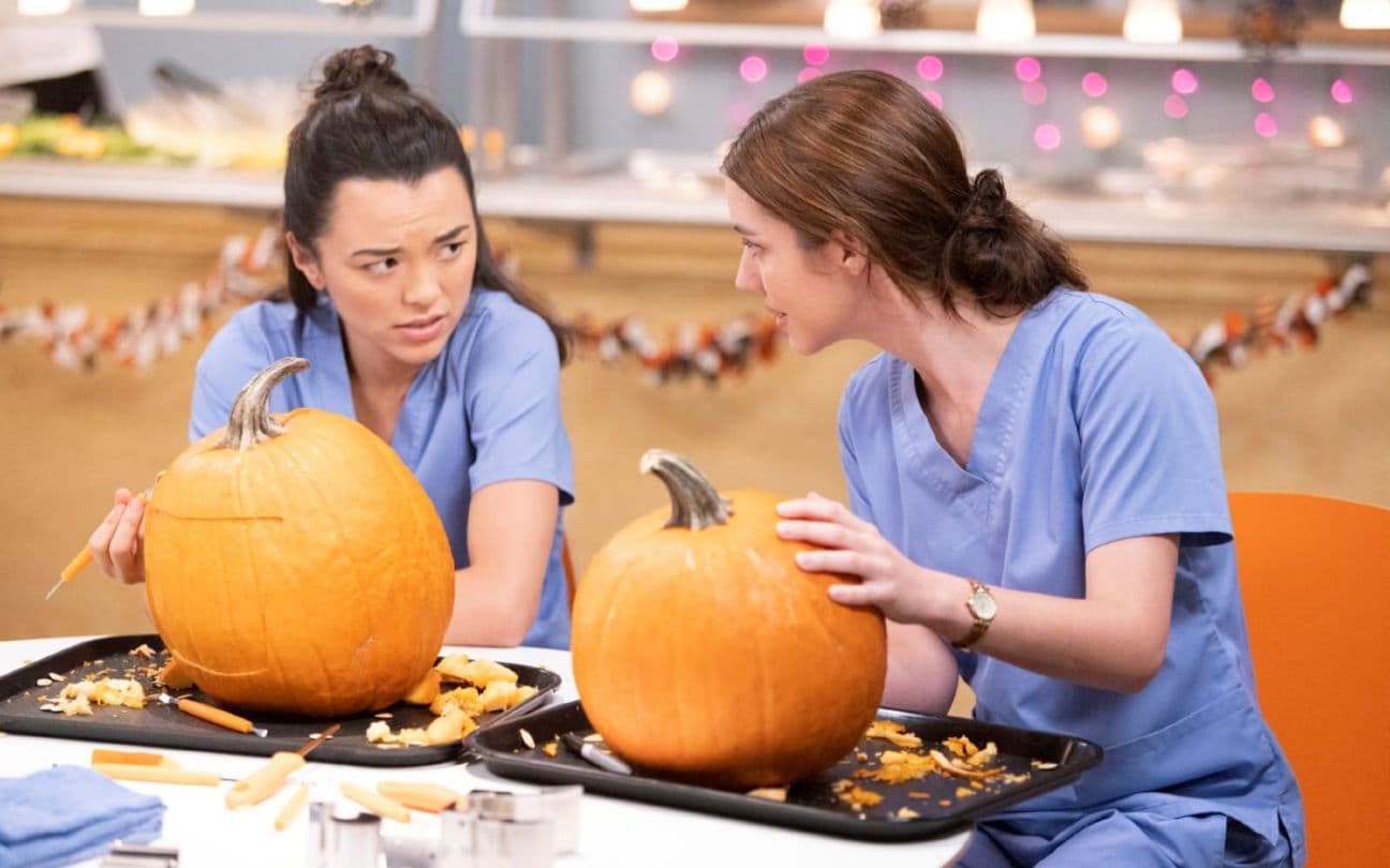 Midori Francis e Adelaide Kane esculpem abóboras em Grey's Anatomy