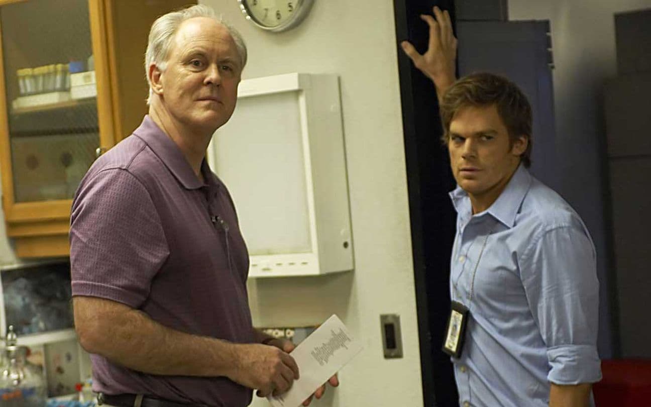 John Lithgow e Michael C. Hall em cena de Dexter