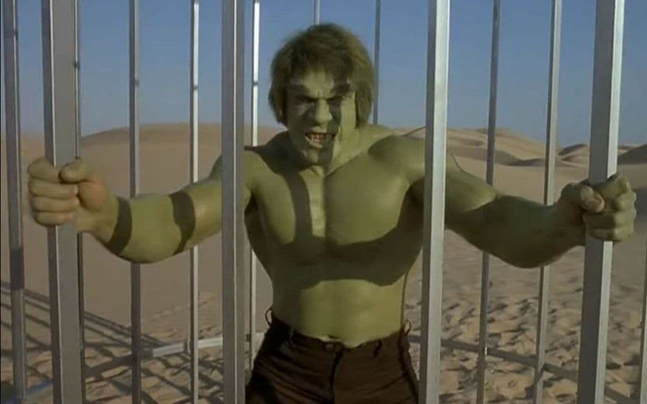 Lou Ferrigno pintado de verde em cena de O Incrível Hulk