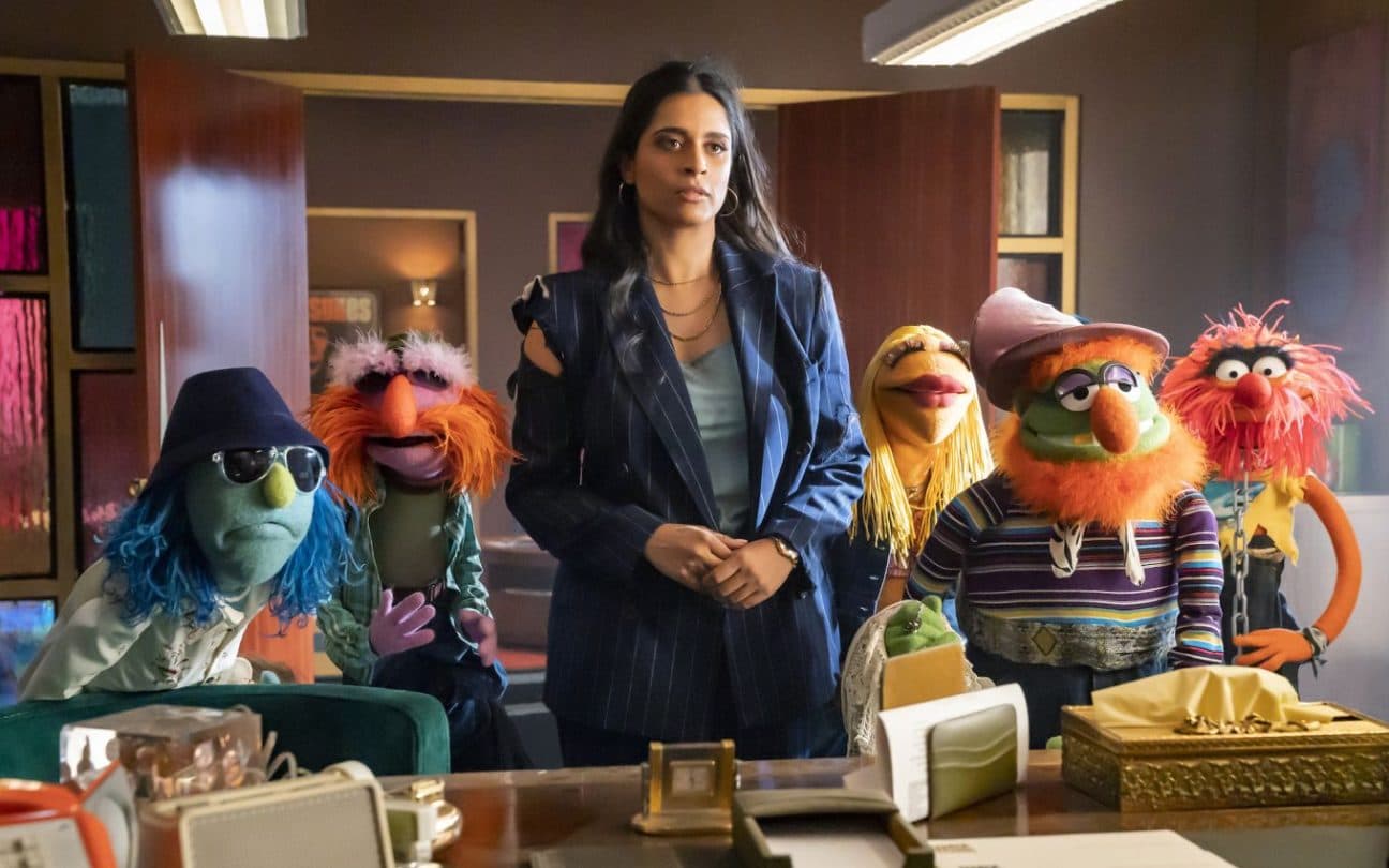Lilly Singh com o elenco de Muppets e o Caos Elétrico