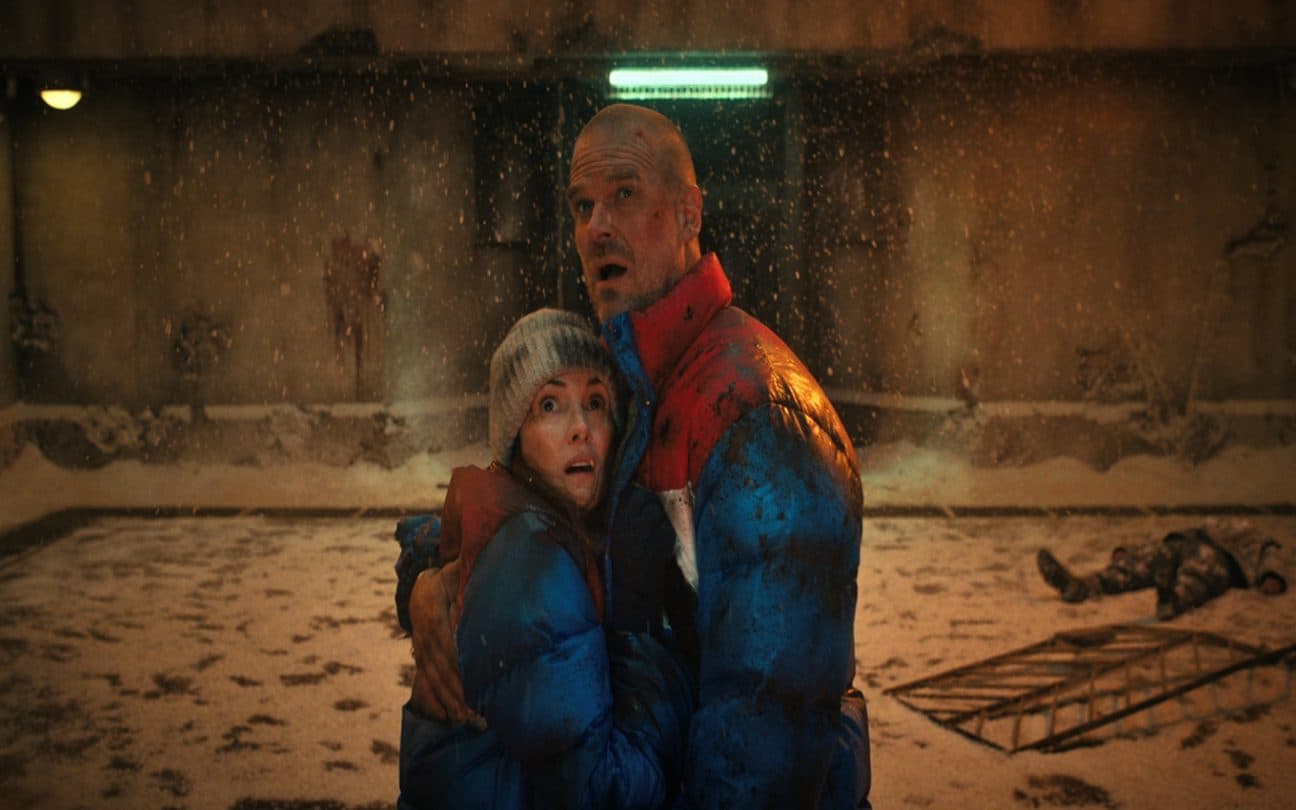 Winona Ryder e David Harbour em cena de Stranger Things
