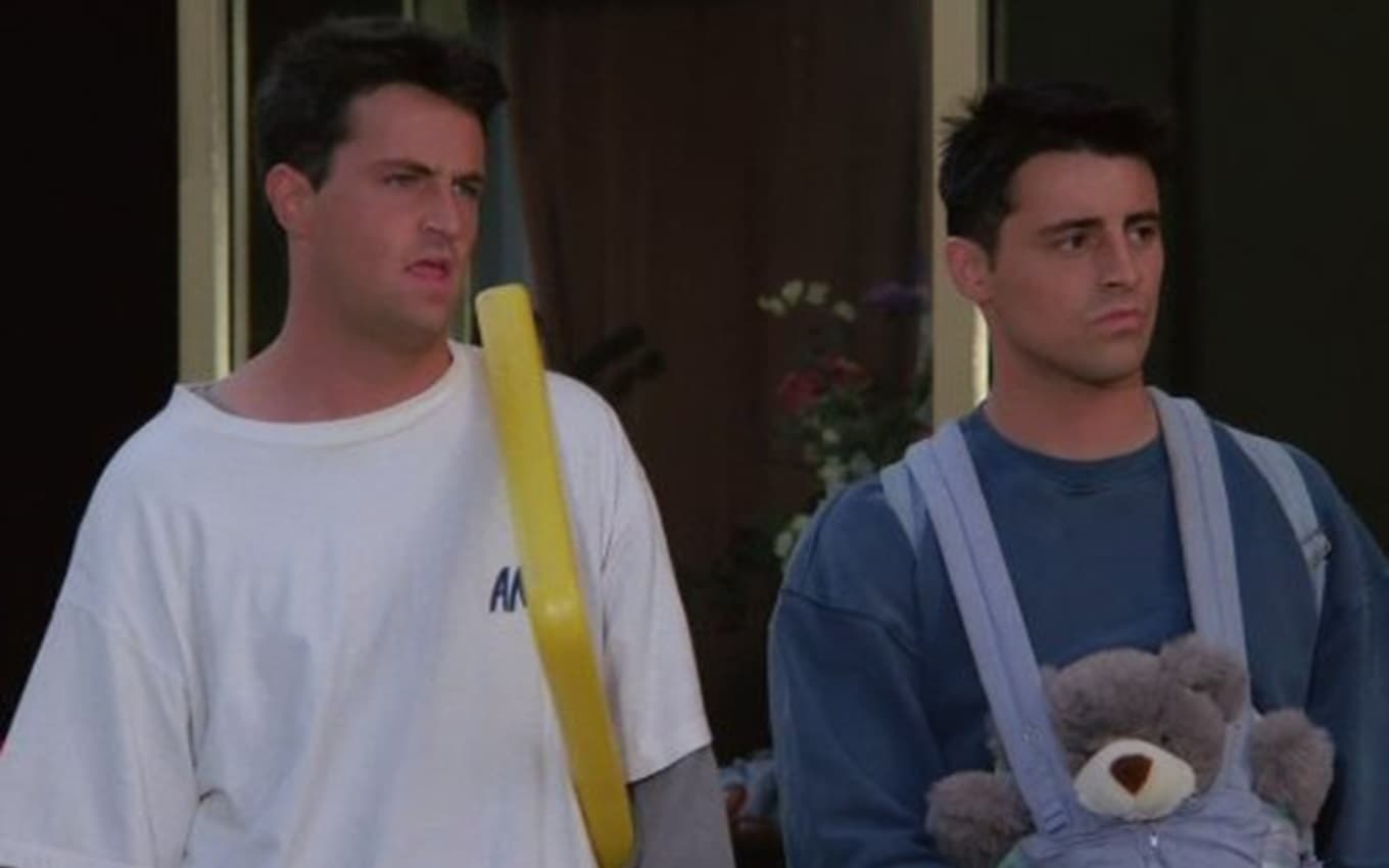 Matthew Perry e Matt LeBlanc em cena de Friends, uma das melhores séries de comédia da história