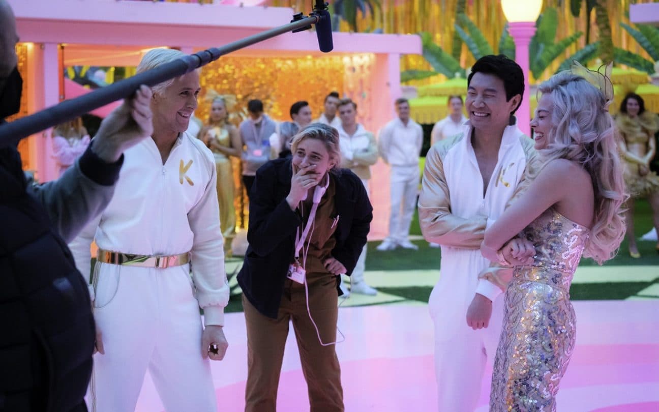 Ryan Gosling, Greta Gerwig, Simu Li e Margot Robbie nos bastidores de Barbie