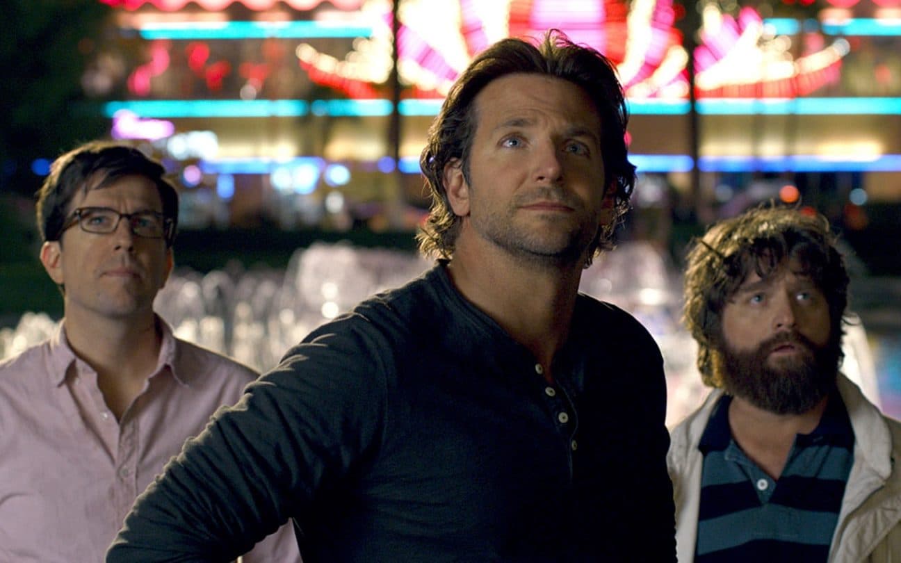 Ed Helms, Bradley Cooper e Zach Galifianakis em cena de Se Beber, Não Case 3