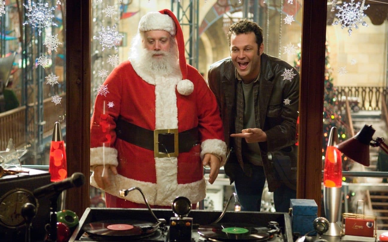 Paul Giamatti e Vince Vaughn em cena de Titio Noel, filme sobre Natal