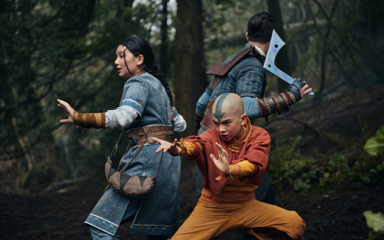 Kiawentiio, Gordon Comier e Ian Ousley em cena de Avatar: O Último Mestre do Ar