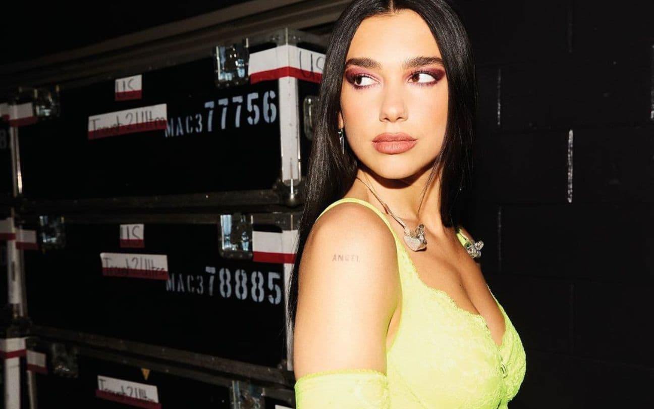 Dua Lipa andando em corredor do palco da turnê