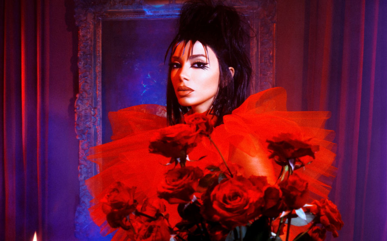Foto da cantora Anitta com figurino vermelho para o clipe de Boys Don't Cry