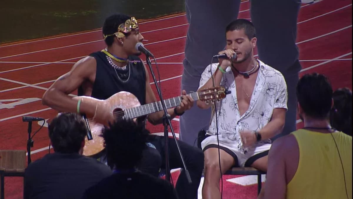 2.mar.2022 - Paulo André e Arthur Aguiar cantam juntos na festa do líder no BBB 22