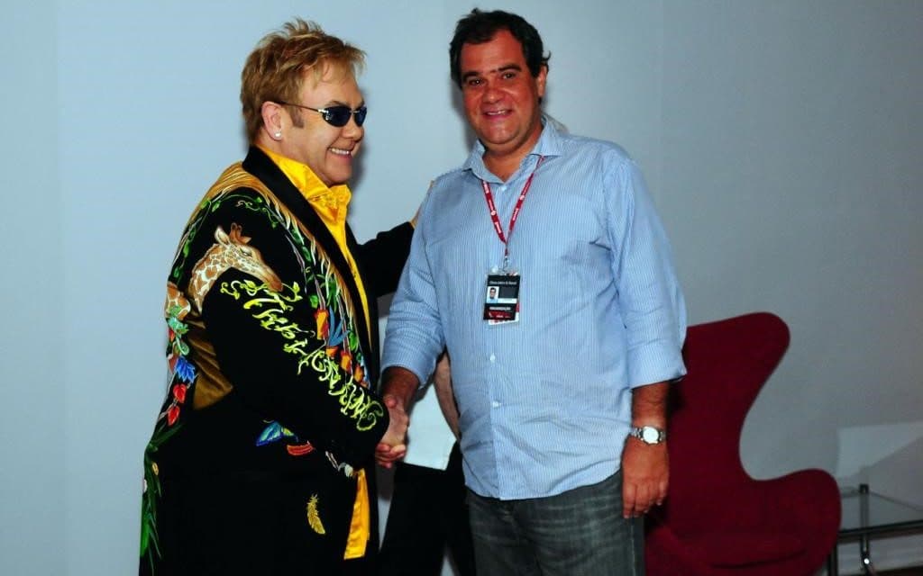 O produtor Luiz Oscar Niemeyer cumprimenta o cantor Elton John