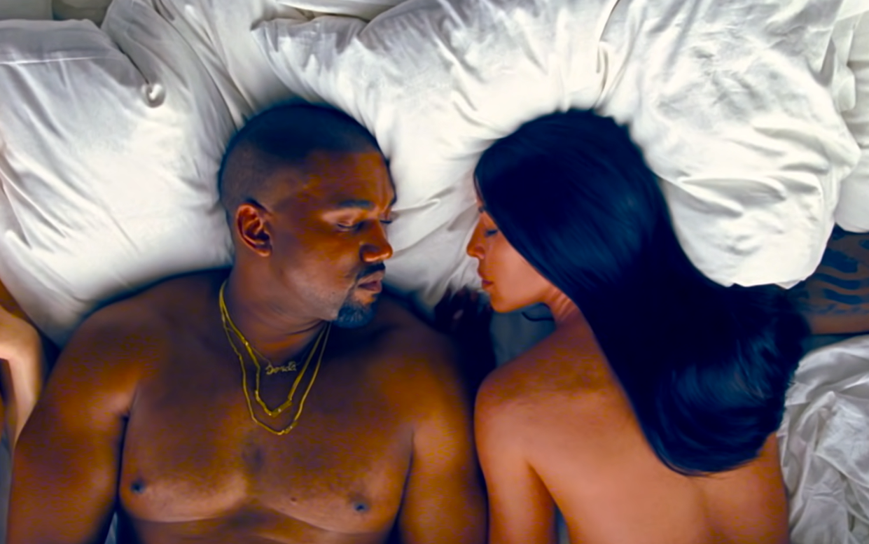 Kanye West e Kim Kardashian em cena do clipe Famous