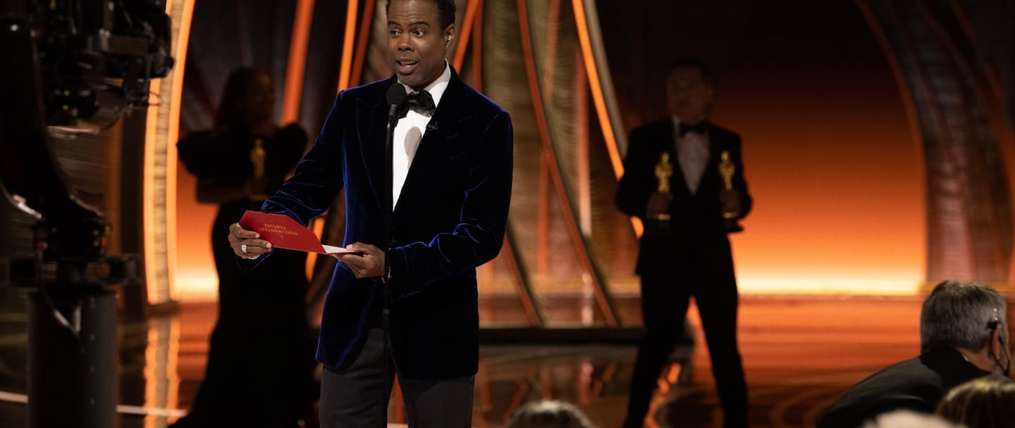 27.mar.2022 - Chris Rock apresenta o Oscar de melhor documentário depois de ter levado um tapa de Will Smith