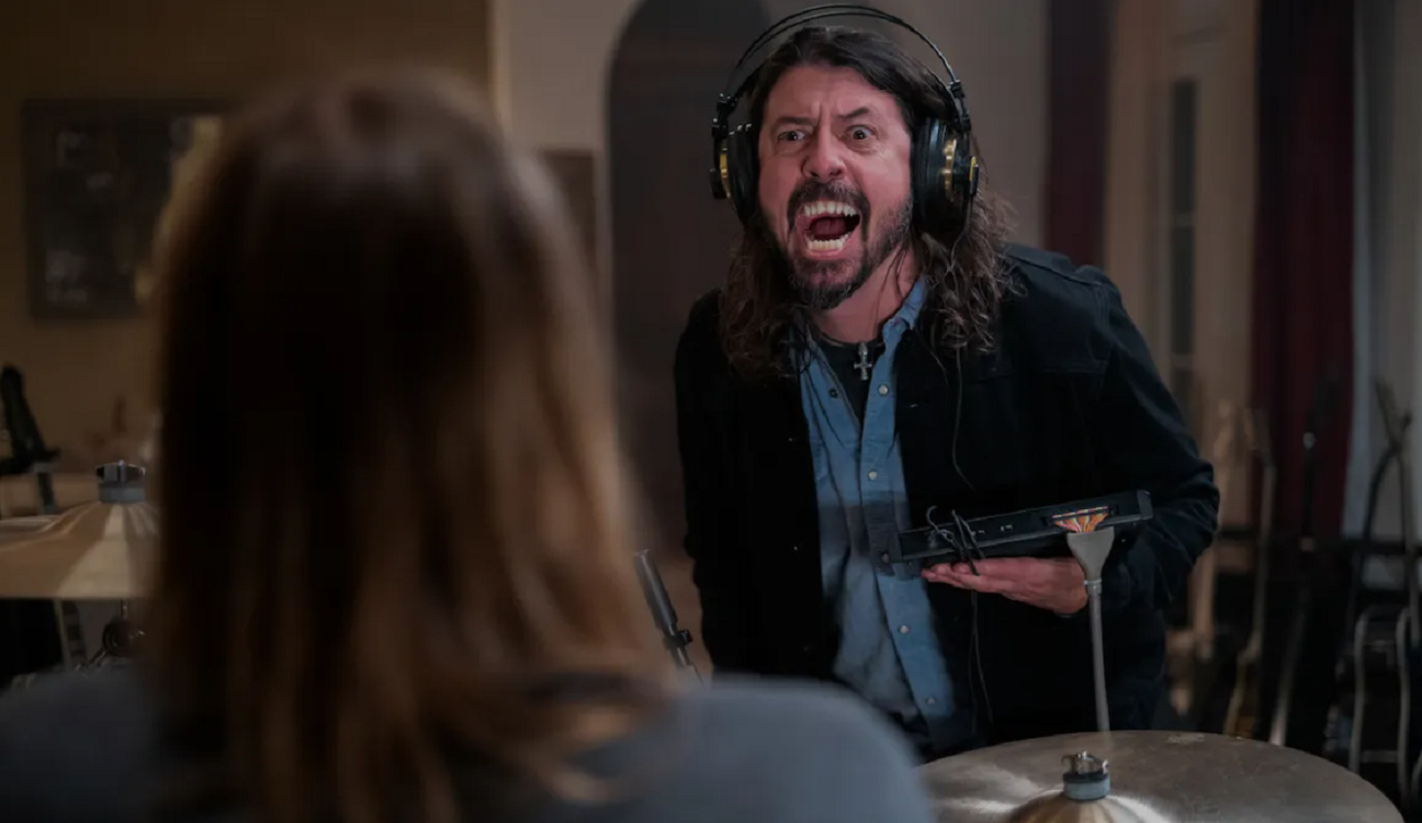 Dave Grohl faz careta para o baterista Taylor Hawkins em Terror no Estúdio 666