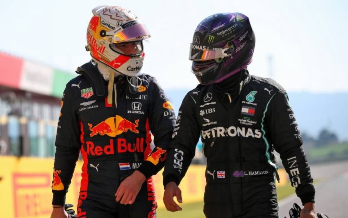 Max Verstappen e Lewis Hamilton em cena de F1: Dirigir para Viver