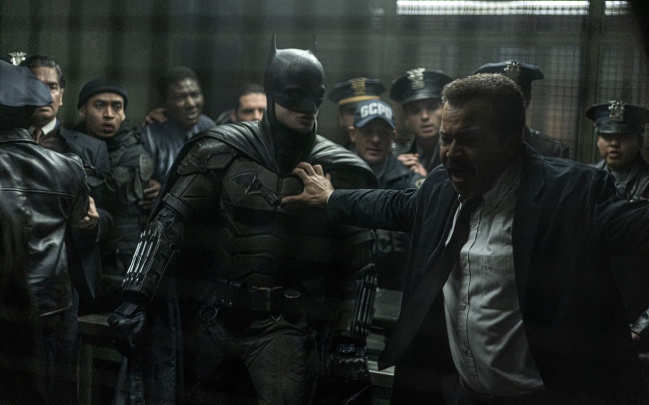 Robert Pattinson e Jeffrey Wright em cena de Batman
