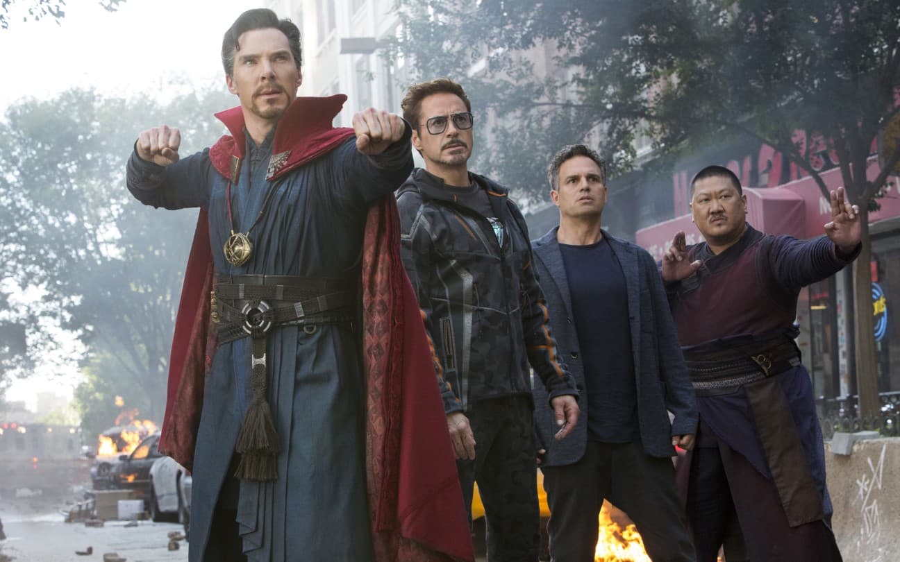 Benedict Cumberbatch, Robert Downey Jr., Mark Ruffalo e Benedict Wong em Vigadores: Guerra Infinita