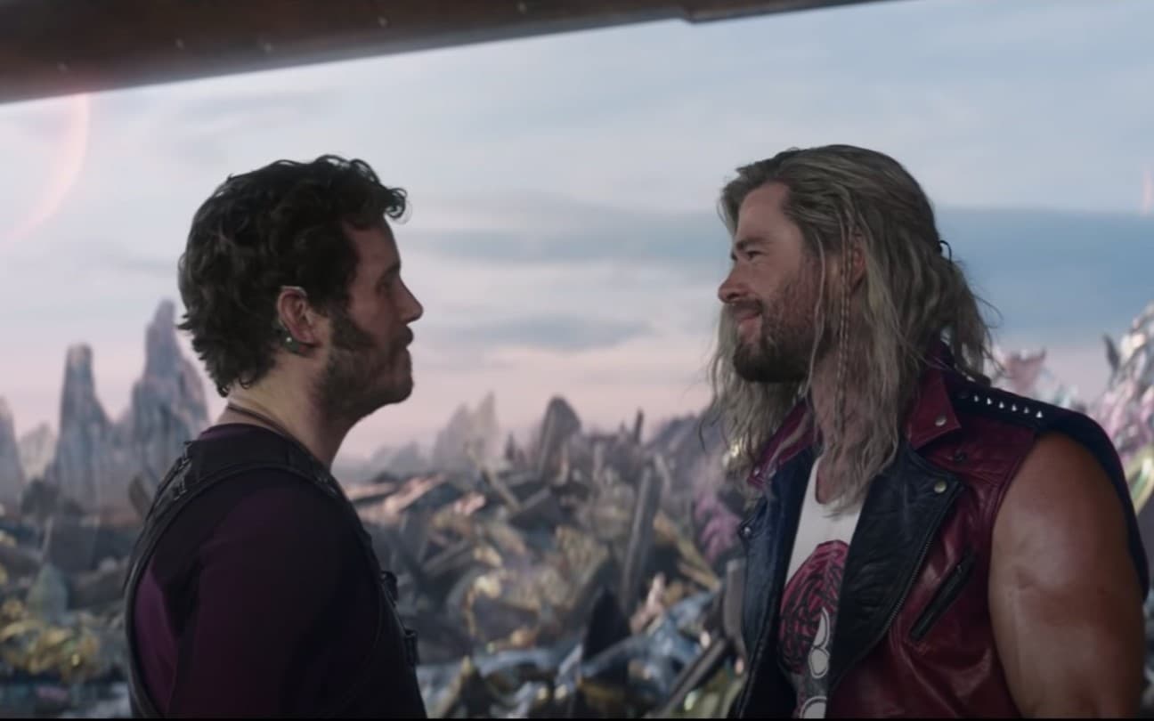 Chris Pratt e Chris Hemsworth em cena de Thor: Amor e Trovão