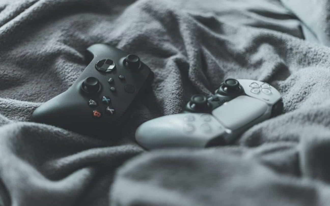 Controles de Xbox Series e PlayStation 5