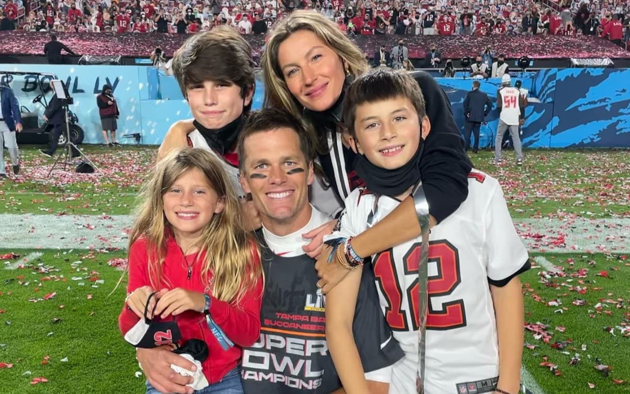 Tom Brady, Gisele Bündchen e filhos no campo de futebol americano