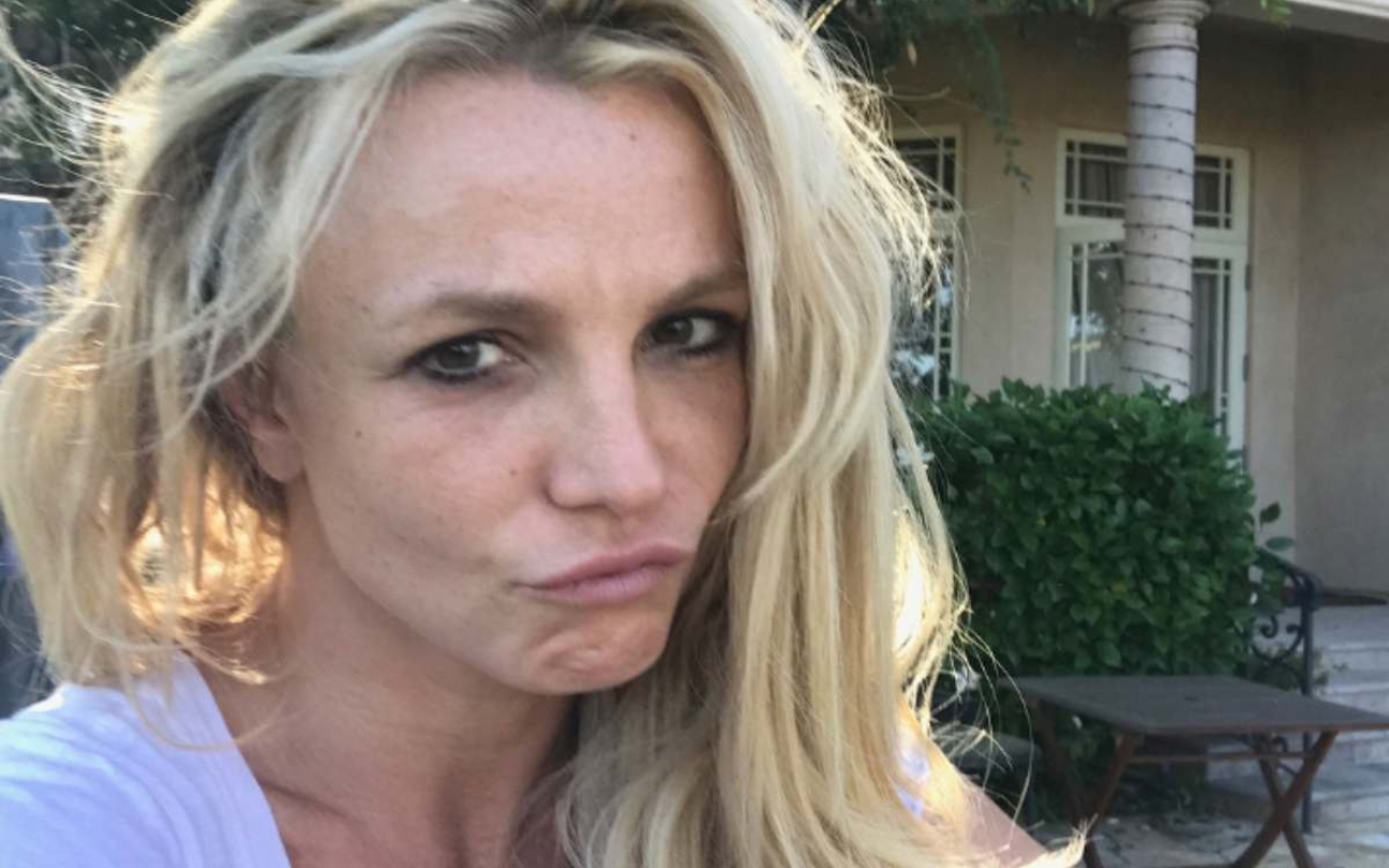 Britney Spears posa para uma selfie.
