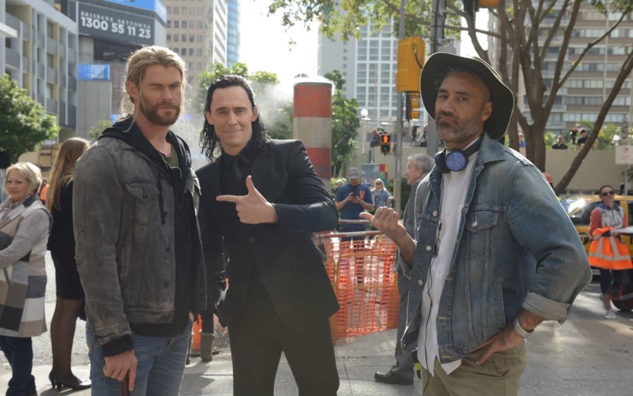 Chris Hemsworth, Tom Hiddleston e Taika Waititi no set de Thor: Ragnarok
