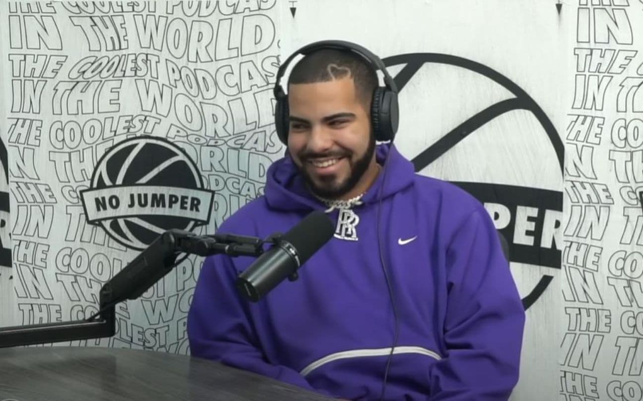 Fake Drake durante uma entrevista