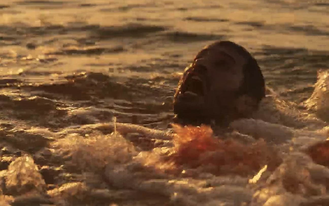 O ator Leandro Lima como Levi é devorado por piranhas em Pantanal
