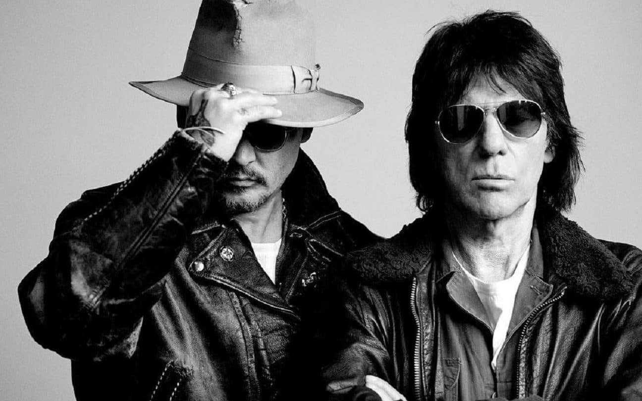 Johnny Depp e Jeff Beck na divulgação do cover de Isolation