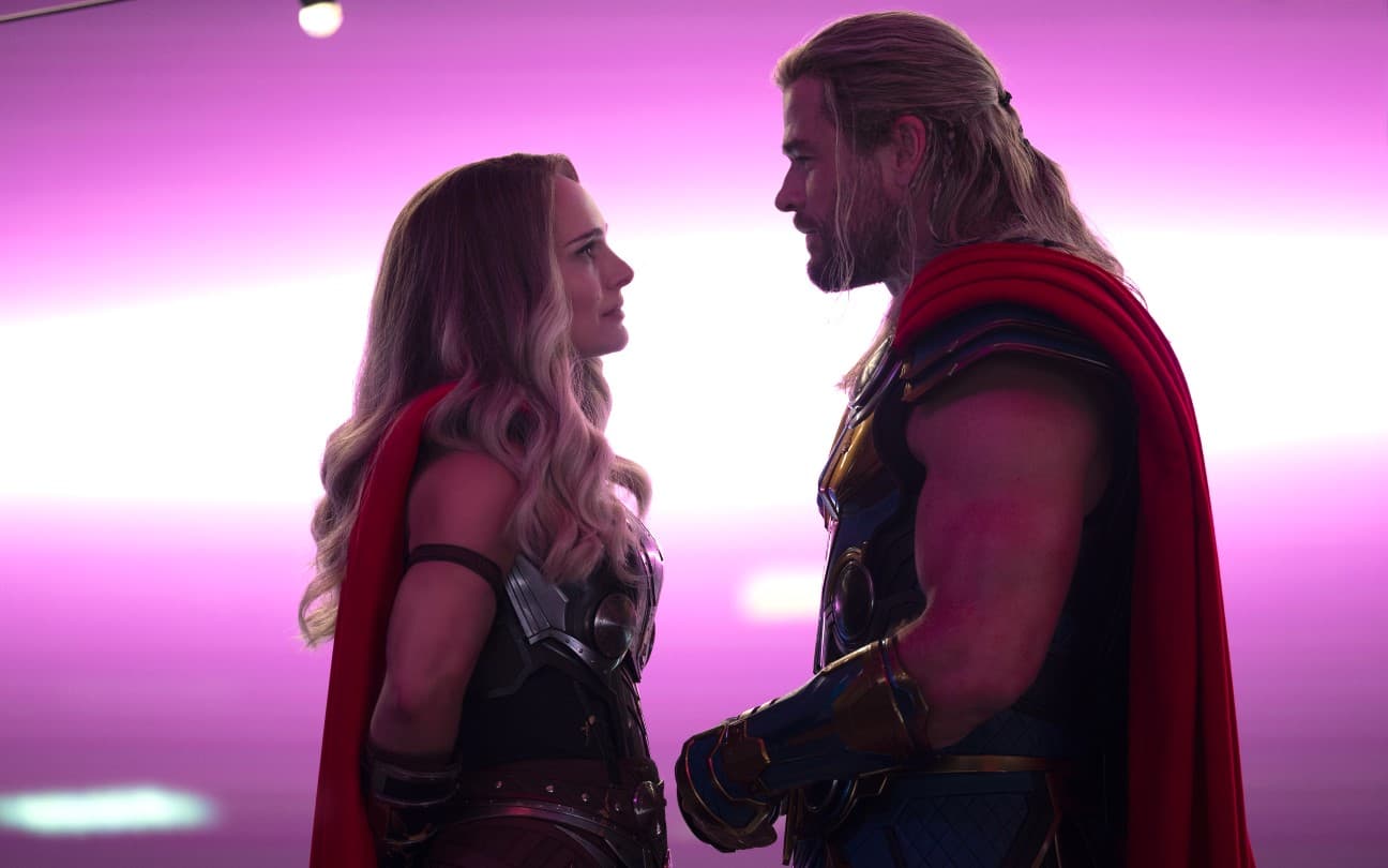 Natalie Portman e Chris Hemsworth em cena de Thor: Amor e Trovão