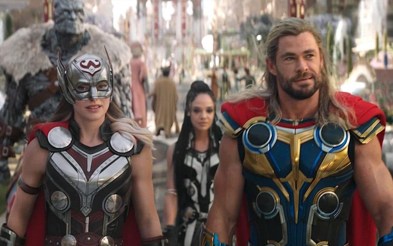 Natalie Portman, Tessa Thompson e Chris Hemsworth em cena de Thor: Amor e Trovão