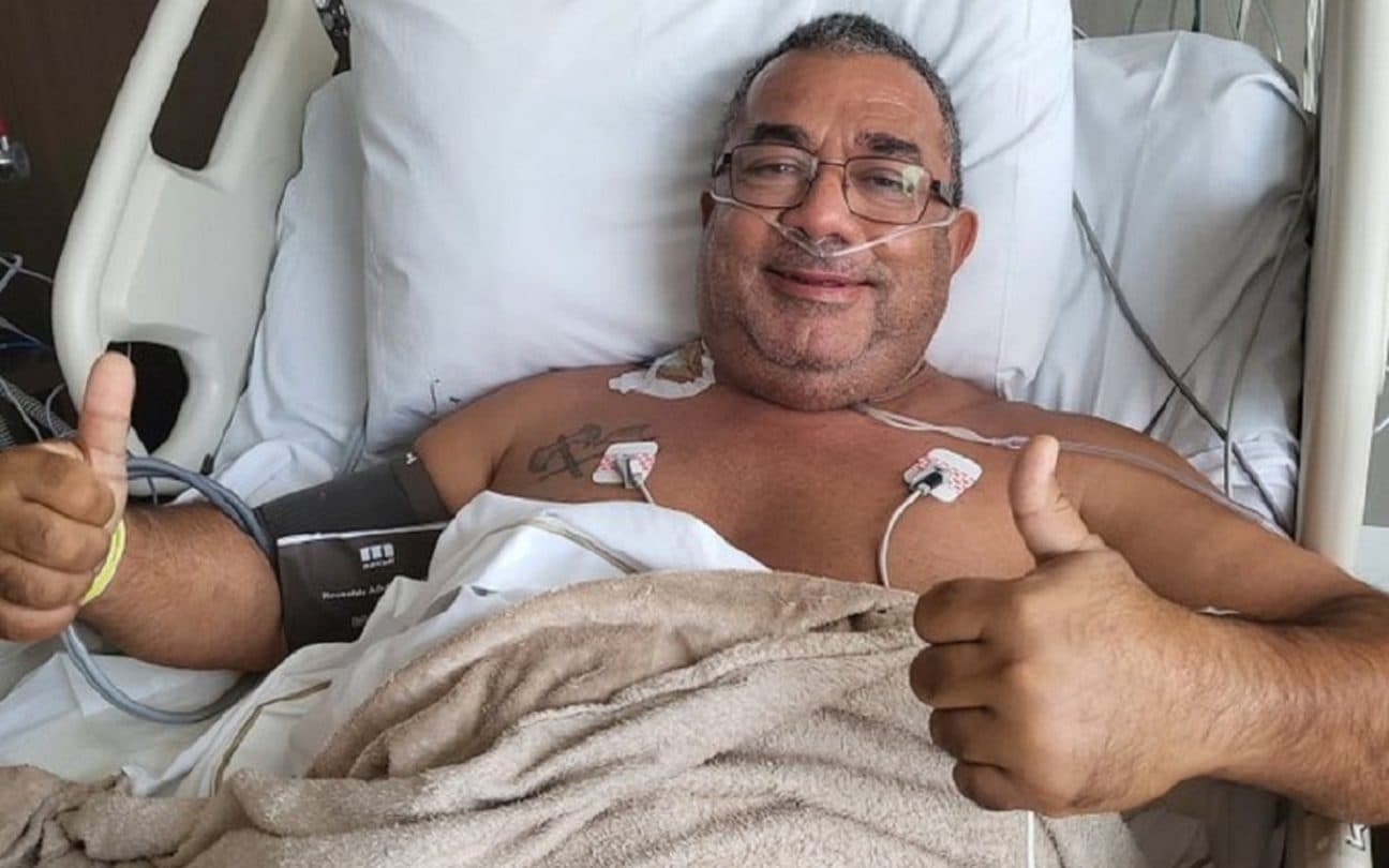 Pai da Anitta posa sorrindo para foto após cirurgia