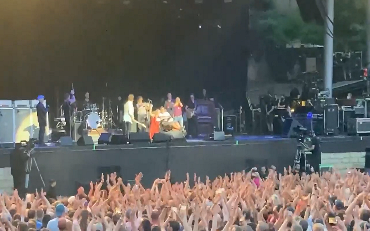 Pearl Jam: Fã com doença terminal sobe ao palco
