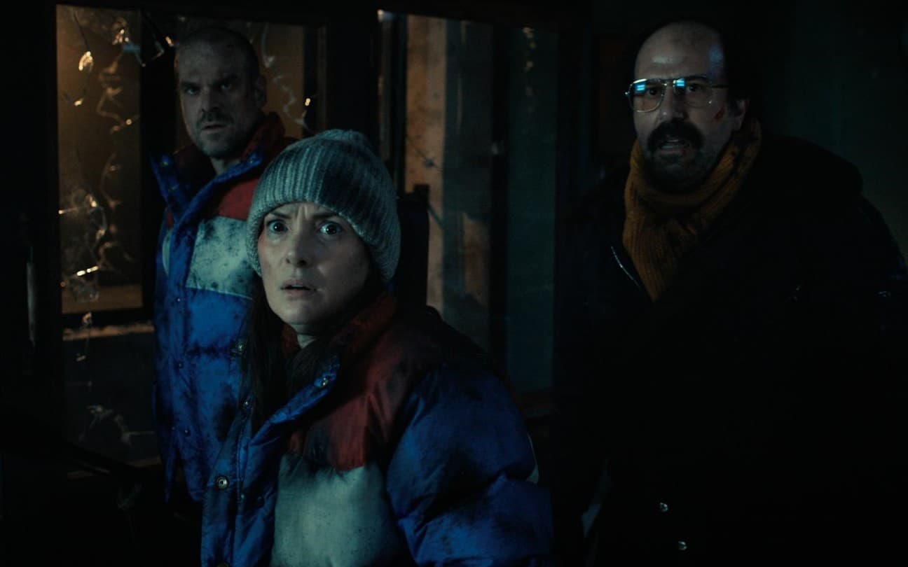 David Harbour, Winona Ryder e Brett Gelman em cena de Stranger Things