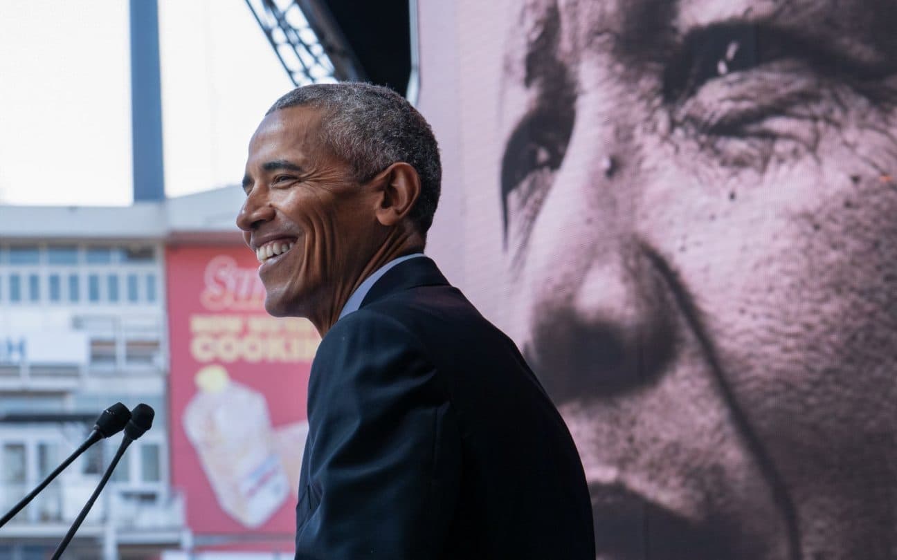 Barack Obama sorri em foto