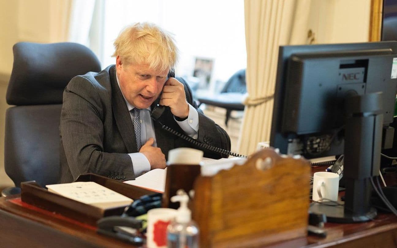 Boris Johnson fala ao telefone em seu gabinete