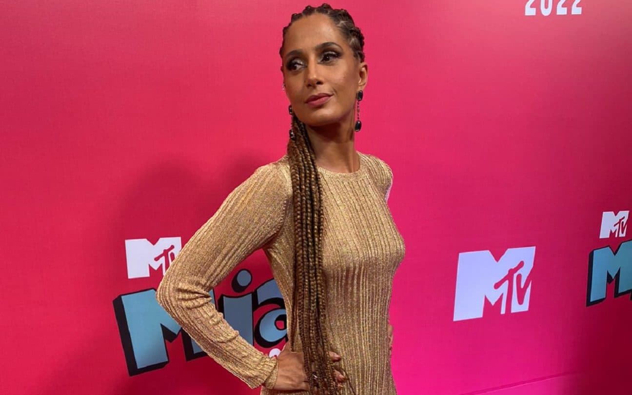 Camila Pitanga no tapete rosa do MTV Miaw 2022