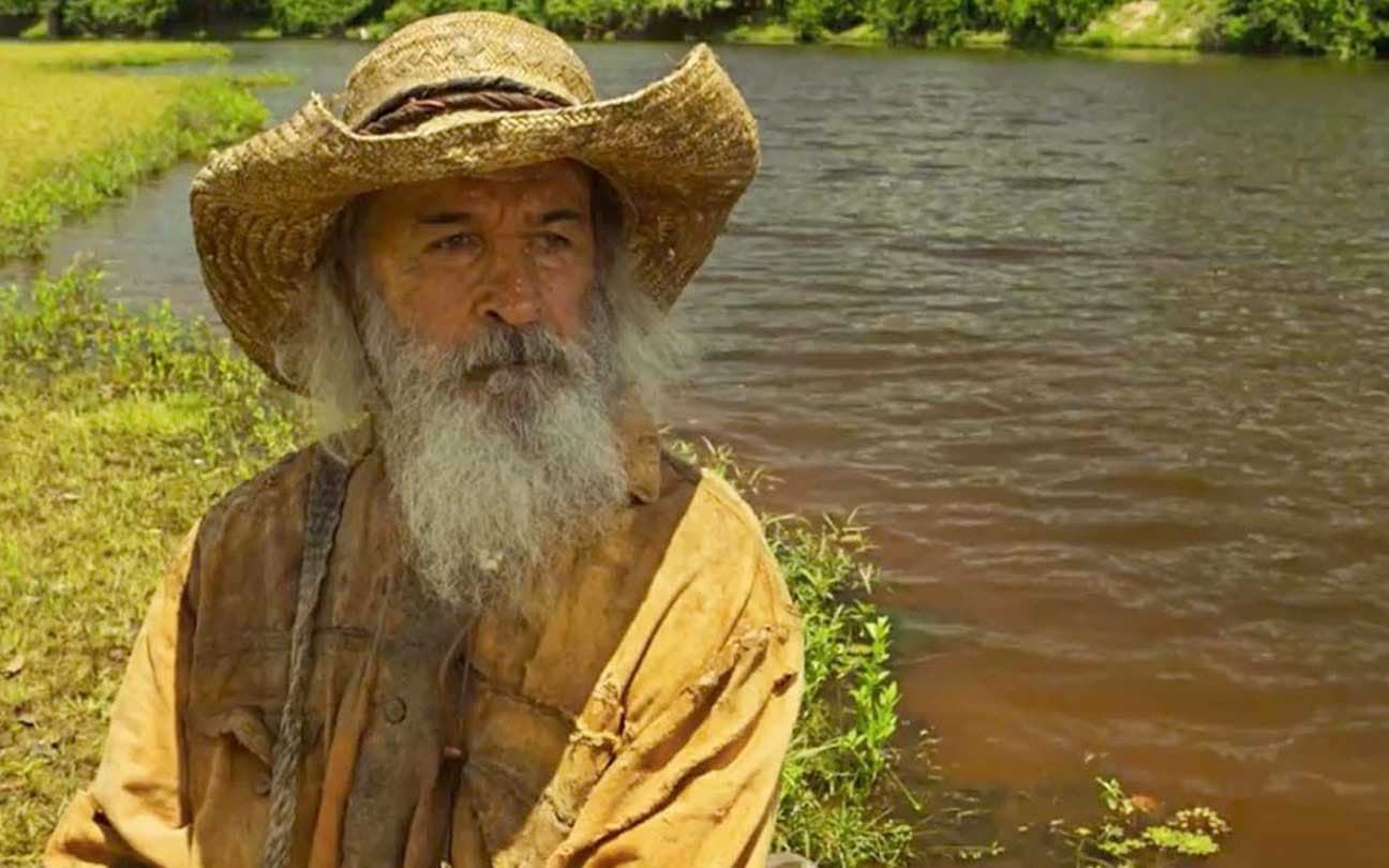 O ator Osmar Prado caracterizado como o Velho do Rio em Pantanal