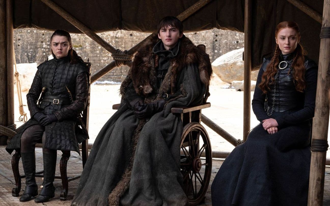Maisie Williams, Isaac Hempstead-Wright e Sophie Turner em Game of Thrones