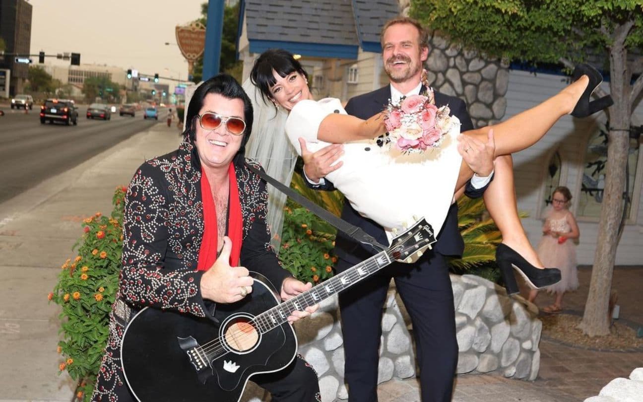 Lily Allen e David Harbour com imitador de Elvis Presley em Las Vegas