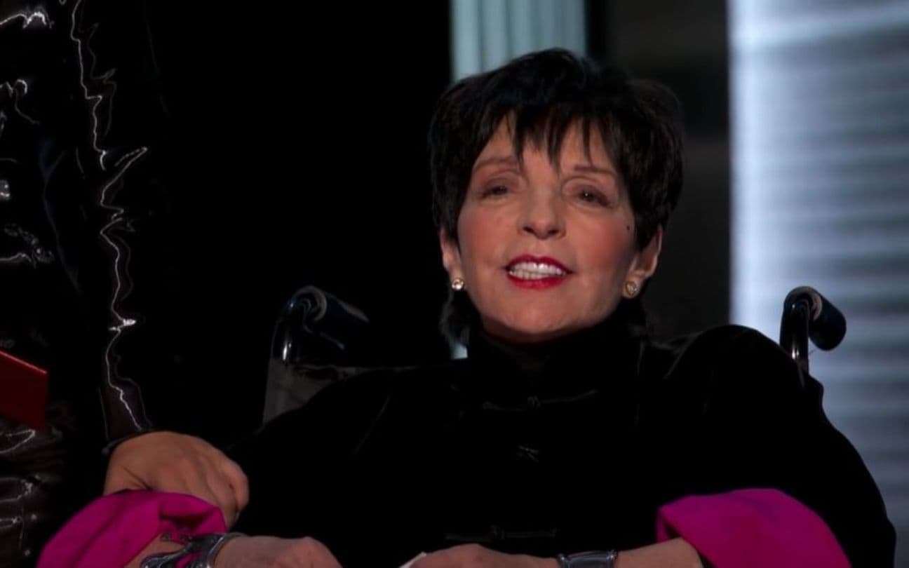 Liza Minelli sentada em cadeira de rodas, no palco do Oscar 2022
