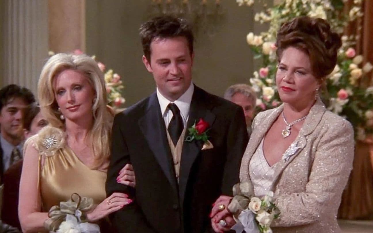 Morgan Fairchild, Matthew Perry e Kathleen Turner em cena de Friends