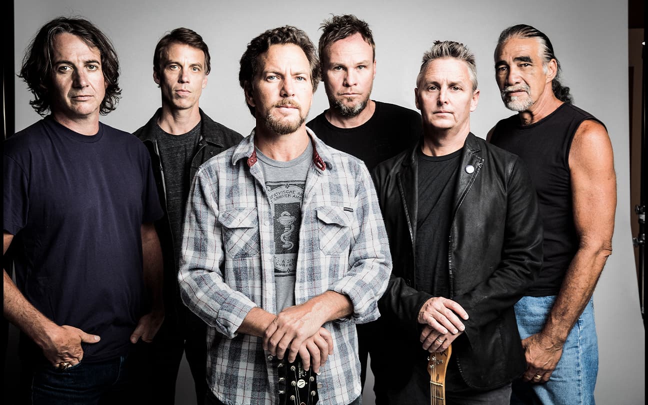 Eddie Vedder e membros da banda Pearl Jam em foto de estúdio