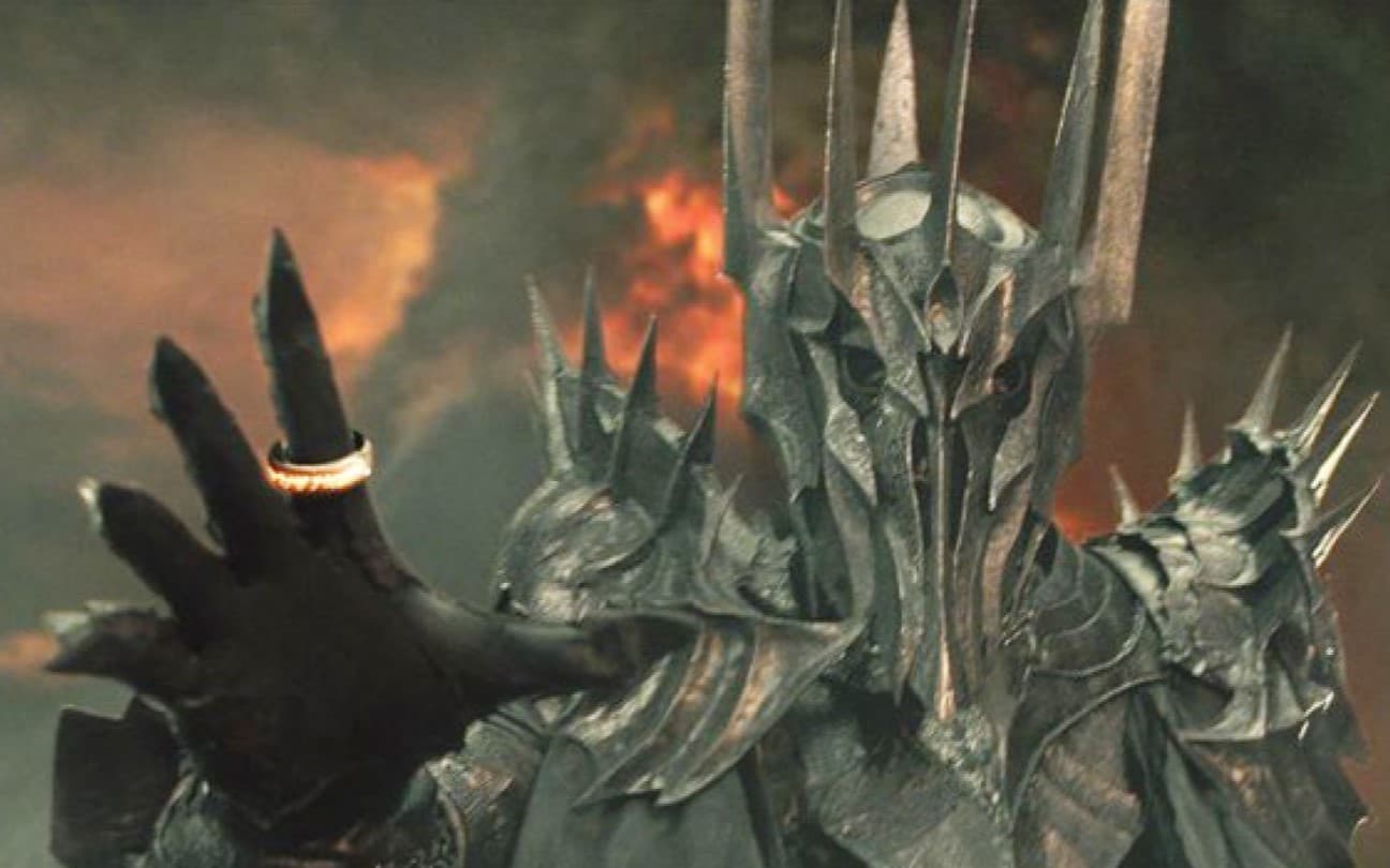 Sala Baker como Sauron em cena de O Senhor dos Anéis: A Sociedade do Anel